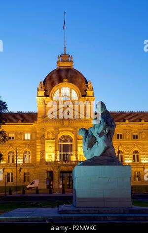 Francia, Bas Rhin, Strasburgo, quartiere Neustadt risalenti al periodo tedesco elencati come patrimonio mondiale dall' UNESCO, Place de la Republique, il Palais du Rhin (ex Kaiserpalast) e monumento di guerra, una madre tiene i suoi due figli morente, si guarda oltre la Francia e gli altri si affaccia sulla Germania Foto Stock