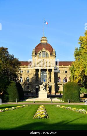 Francia, Bas Rhin, Strasburgo, quartiere Neustadt risalenti al periodo tedesco elencati come patrimonio mondiale dall' UNESCO, Place de la Republique, il Palais du Rhin (ex Kaiserpalast) e monumento di guerra, una madre tiene i suoi due figli morente, si guarda oltre la Francia e gli altri si affaccia sulla Germania Foto Stock