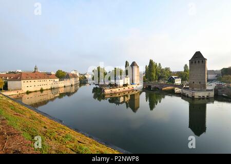 Francia, Bas Rhin, Strasburgo, città vecchia elencati come patrimonio mondiale dall' UNESCO, quartiere Petite France, l'E.N.A. school (scuola nazionale di amministrazione) nella ex prigione per le donne e le coperte dei ponti che attraversano il fiume Ill Foto Stock