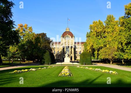 Francia, Bas Rhin, Strasburgo, quartiere Neustadt risalenti al periodo tedesco elencati come patrimonio mondiale dall' UNESCO, Place de la Republique, il Palais du Rhin (ex Kaiserpalast) e monumento di guerra, una madre tiene i suoi due figli morente, si guarda oltre la Francia e gli altri si affaccia sulla Germania Foto Stock