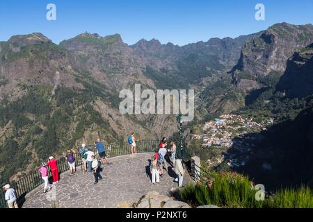 Il Portogallo, l'isola di Madeira, Curral das Freira visto da Eira Do Serrado belvedere Foto Stock