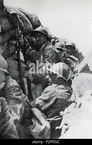. Italiano: soldati italiani in trincea durante la prima guerra mondiale . tra il 1917 e il 1918. Unknown 83 soldati italiani in trincea Foto Stock