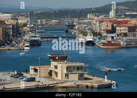 Francia, Herault, Sete, laterale canale marittimo, in primo piano la capitaneria di porto Foto Stock