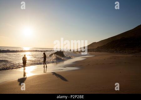 Sud Africa, Western Cape, bagnante al tramonto su Pringle Bay Beach Foto Stock