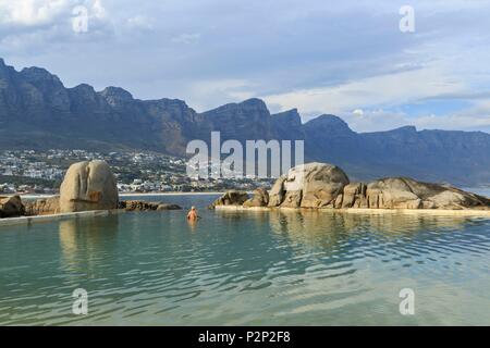 Sud Africa, Western Cape, bagnante nella piscina di marea di Camp baia ai piedi del Table Mountain National Park Foto Stock