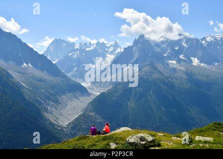 Francia, Haute Savoie, Chamonix Mont Blanc, escursione verso il Lac Blanc (lago bianco) (2352m) nella riserva naturelle nationale des Aiguilles Rouges (Aiguilles Rouges riserva naturale nazionale) con una vista sul Mer de Glace glacier Foto Stock