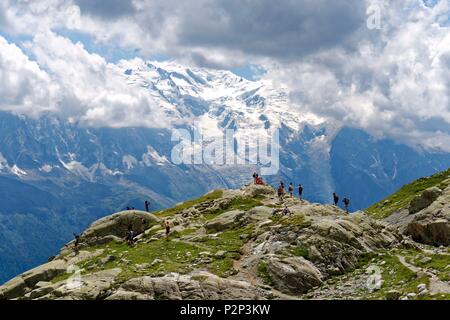 Francia, Haute Savoie, Chamonix Mont Blanc, Lac Blanc e il rifugio del Lac Blanc (2352m) nella riserva naturelle nationale des Aiguilles Rouges (Aiguilles Rouges riserva naturale nazionale) Foto Stock