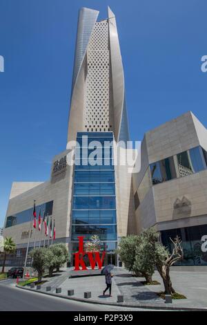 Il Kuwait, Golfo Persico, Kuwait City, Al Hamra tower con il centro commerciale nel quartiere centrale degli affari Foto Stock