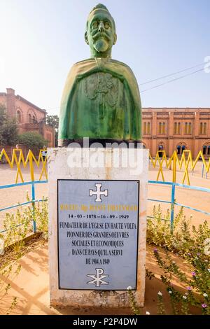 Il Burkina Faso, la regione centrale, Ouagadougou, contenitore della cattedrale dell Immacolata Concezione, busto di vescovo Joanny Thévenoud, missionario francese vescovo e fondatore delle Suore dell'Immacolata Concezione di Ouagadougou Foto Stock