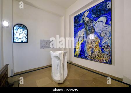 Francia, Haute Savoie, plateau d'Assy, Passy, Notre Dame de Toute grazia chiesa, Battistero di Chagall, ceramiche passaggio del Mar Rosso di Marc Chagall, nella parte anteriore del mosaico, vasca battesimale di Carlo Sergio Signori in marmo di Carrara Foto Stock