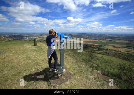 Francia, Puy de Dome, Gergovie, dall'altopiano di Gergovie, un giovane ragazzo osserva con il binocolo la pianura di Clermont Ferrand Foto Stock