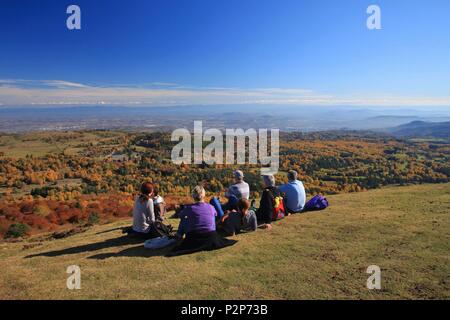 Francia, Puy de Dome, parco naturale regionale dei vulcani di Auvergne, Orcines, Chaîne des Puys, escursionisti ammirare la vista della pianura di Auvergne dalla vetta del Puy du Pariou Foto Stock