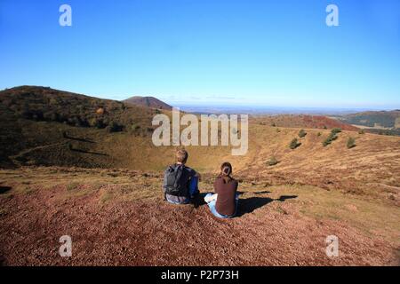 Francia, Puy de Dome, parco naturale regionale dei vulcani di Auvergne, Orcines, Chaîne des Puys, escursionisti ammirare il panorama dalla vetta del Puy du Pariou Foto Stock