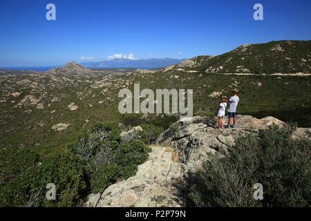 Francia, Haute Corse, 2 bambini ammirare il deserto delle Agriates Foto Stock