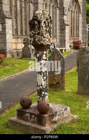 Regno Unito, Cornwall, Bodmin Moor, St Neot, St Neot il sagrato, la croce Trewayne, con palle di cannone, memoriale di guerra Foto Stock