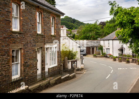 Regno Unito, Cornwall, Bodmin Moor, St Neot, un Gwerthji Te, tea shop sulla curva della strada del villaggio Foto Stock