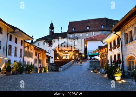 La Svizzera, nel Cantone di Friburgo, Gruyeres, città medievale con castello Foto Stock