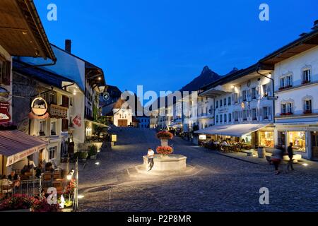 La Svizzera, nel Cantone di Friburgo, Gruyeres, città medievale Foto Stock