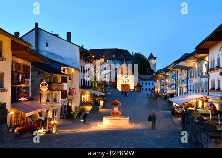 La Svizzera, nel Cantone di Friburgo, Gruyeres, città medievale con castello Foto Stock