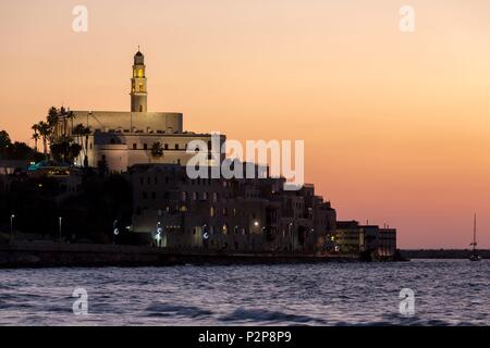 Israele, Tel Aviv, la spiaggia, il tramonto sulla città vecchia di Jaffa, il campanile della chiesa di San Pietro Foto Stock