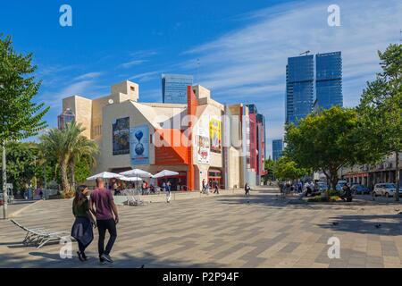 Israele, Tel Aviv-Jaffa, Tel Aviv, il Marc Rich Israele Cinema Center e Cinematheque, sullo sfondo le torri Arbaa Foto Stock