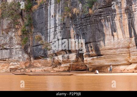 Madagascar, regione nord occidentale, Tsingy de Bemaraha Strict Riserva Naturale park, classificato come patrimonio mondiale dall UNESCO, canoa sul fiume Manambolo Foto Stock