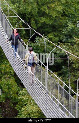 Azerbaigian, regione Ismailli, sospensione ponte sopra il fiume Girdimanchai Gorge, Aurélie Amiot e Anne-Laure Murier Foto Stock