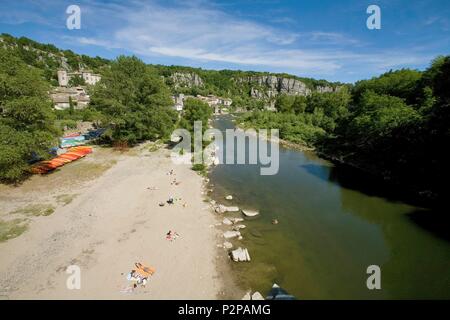 Francia, Ardeche, Vogue, borgo medievale, i più bei villaggi di Francia, si affaccia sul fiume Ardeche, in background Château de Vogüé XVI secolo Foto Stock