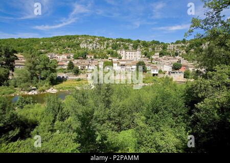 Francia, Ardeche, Vogue, borgo medievale, i più bei villaggi di Francia, vista generale del villaggio, in background Château de Vogüé XVI secolo Foto Stock