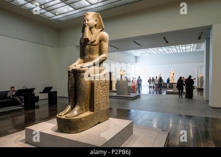 Emirati Arabi Uniti, Abu Dhabi, Saadiyat island, il Louvre Abu Dhabi è il primo museo universale nel mondo arabo progettato e costruito dall'architetto francese Jean Nouvel, la monumentale statua di Ramses II Foto Stock