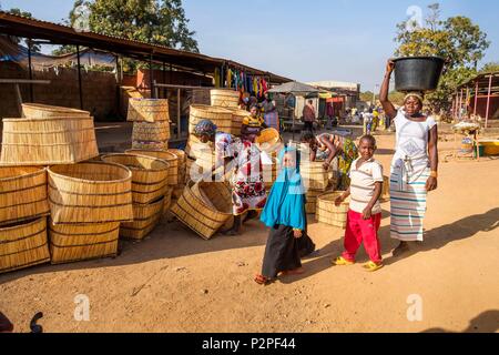 Il Burkina Faso, Sud-Ouest regione, Gaoua, capitale della provincia Poni, giorno di mercato, vendita di basketry Foto Stock