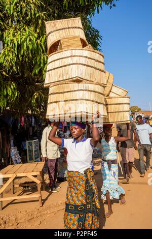 Il Burkina Faso, Sud-Ouest regione, Gaoua, capitale della provincia Poni, giorno di mercato, vendita di basketry Foto Stock