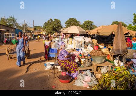 Il Burkina Faso, Sud-Ouest regione, Gaoua, capitale della provincia Poni, giorno di mercato Foto Stock