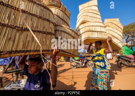 Il Burkina Faso, Sud-Ouest regione, Gaoua, capitale della provincia Poni, giorno di mercato, vendita di basketry Foto Stock