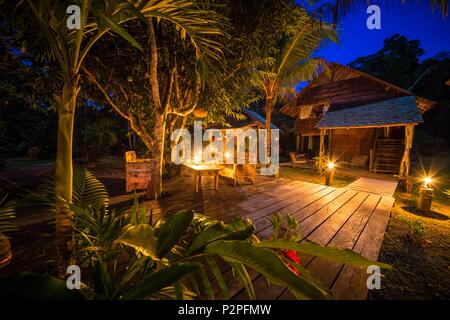 Francia, Guiana francese, Kourou, capanne di appoggio e terrazze, Wapa lodge di notte Foto Stock