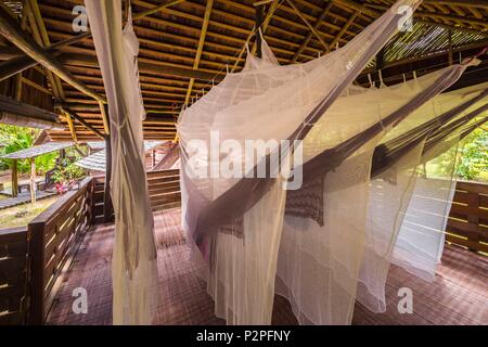 Francia, Guiana francese, Kourou, rifugio di appoggio con amaca sotto le zanzariere, Wapa Lodge Foto Stock