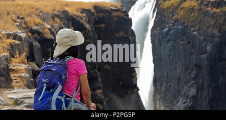 Tourist watching Victoria Falls, Zimbabwe Foto Stock