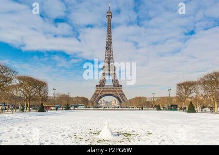 Francia, Parigi, zona elencata come patrimonio mondiale dall' UNESCO, dagli Champs de Mars e la Torre Eiffel, nevicate su 07/02/2018 Foto Stock