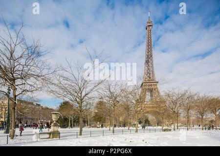 Francia, Parigi, zona elencata come patrimonio mondiale dall' UNESCO, dagli Champs de Mars e la Torre Eiffel, nevicate su 07/02/2018 Foto Stock