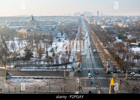 Francia, Parigi, Champs Elysees, da Place de la Concorde e al Grand Palais, nevicate su 07/02/2018 (vista aerea) Foto Stock