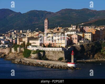 Francia, Corsica superiore (2B), Bastia, la Citadelle quartiere di Terra Nova, l'antico palazzo dei governatori genovesi che ospitano il Museo della storia di Bastia, visto dal mare. Foto Stock