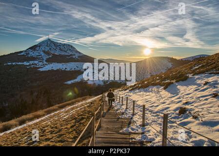 Francia, Puy de Dome, Orcines, parco naturale regionale dei vulcani di Auvergne, la Chaîne des Puys, gradini in legno per accedere alla parte superiore del cono vulcanico del Puy Pariou, Puy de Dome in background Foto Stock