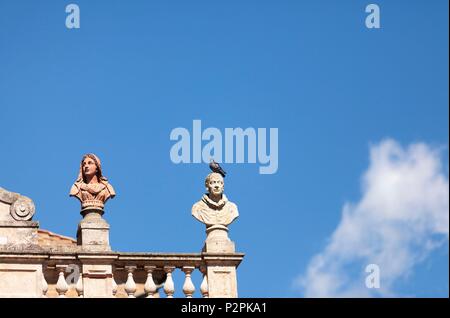 L'Italia, Toscana, dettagli di balcone che si affaccia su Piazza San Marco in Siena, elencato come patrimonio mondiale dall' UNESCO Foto Stock
