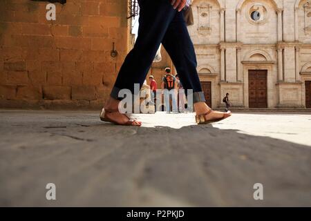 L'Italia, Toscana, scene di strada in Piazza Pio II a Pienza, classificato come patrimonio mondiale dall' UNESCO e la città ideale di Papa Pio II, situato nel cuore della Val d'Orcia Foto Stock