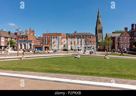 Una giornata di sole in Piazza Giubileo, un verde spazio aperto nel centro di Leicester City, England, Regno Unito Foto Stock