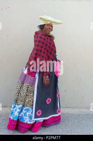 Herero donna in abiti tradizionali Kamanjab, Kuene Regione, Namibia Foto Stock