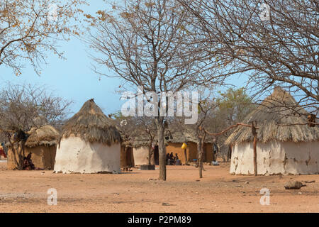 Case tradizionali in un villaggio Himba, Damaraland, Kuene Regione, Namibia Foto Stock