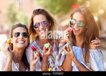 Felice ragazza amici appendere fuori in città in estate Foto Stock