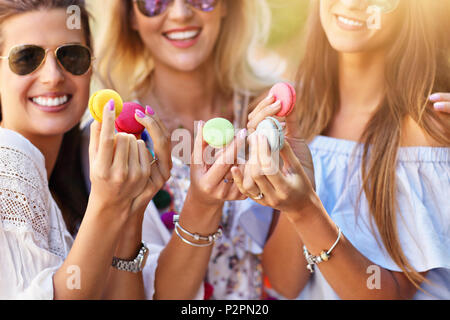 Felice ragazza amici appendere fuori in città in estate Foto Stock