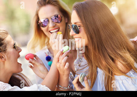 Felice ragazza amici appendere fuori in città in estate Foto Stock